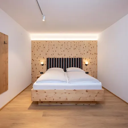 Zirbenhof מלון דירות 4*